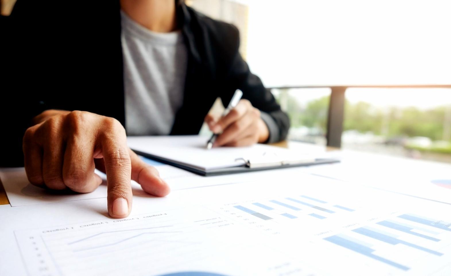 Echipă lucrând împreună la strategie de conținut