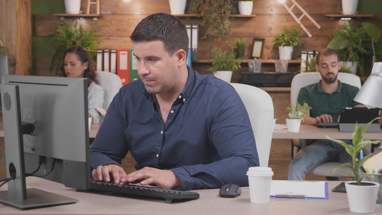 Participanți lucrând la strategii de conținut